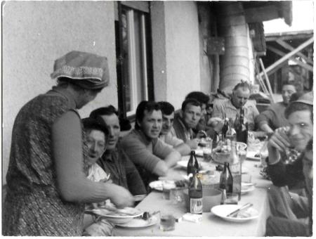 Pogrnjena miza ob zidavi nove hiše 1974